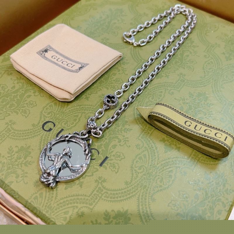 G*u*i necklaces